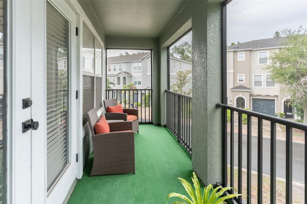 Image 5 of property listing at 528 VINCINDA CREST WAY, Tampa, FL 33619
