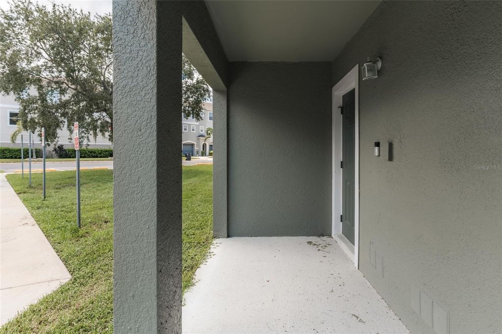 Image 41 of property listing at 528 VINCINDA CREST WAY, Tampa, FL 33619