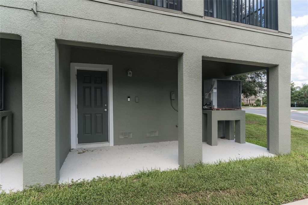 Image 42 of property listing at 528 VINCINDA CREST WAY, Tampa, FL 33619