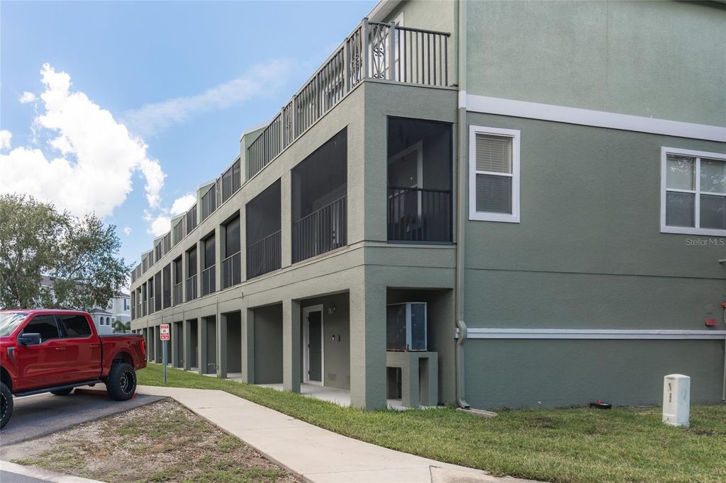 Image 43 of property listing at 528 VINCINDA CREST WAY, Tampa, FL 33619