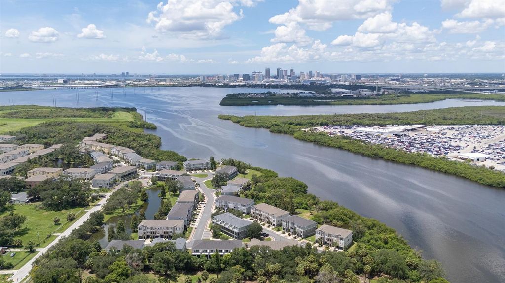 Image 8 of property listing at 528 VINCINDA CREST WAY, Tampa, FL 33619