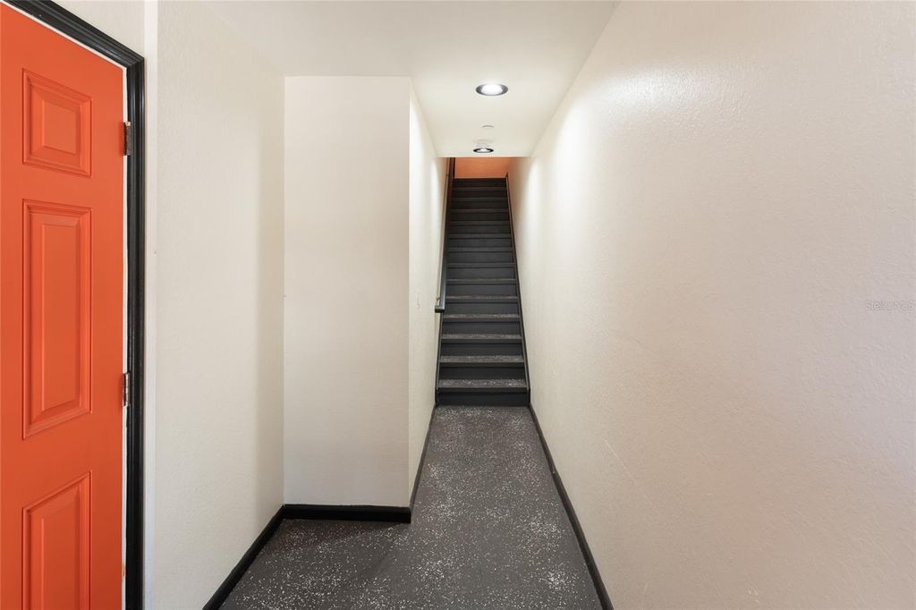Image 9 of property listing at 528 VINCINDA CREST WAY, Tampa, FL 33619