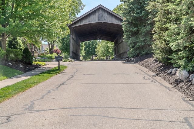 873 Bridge Crest Drive 8, Ada, MI 49301