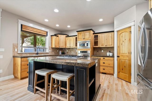 11872 N Humphreys Pl, Boise, ID 83714