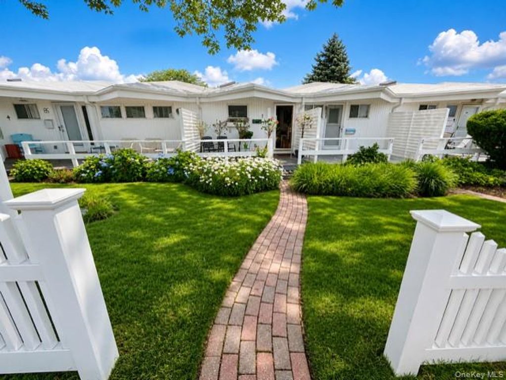 35 Library Avenue 8 R, Westhampton Beach, NY 11978