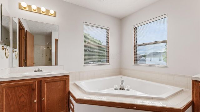 2148 Dunkeld Drive, Grove City, OH 43123
