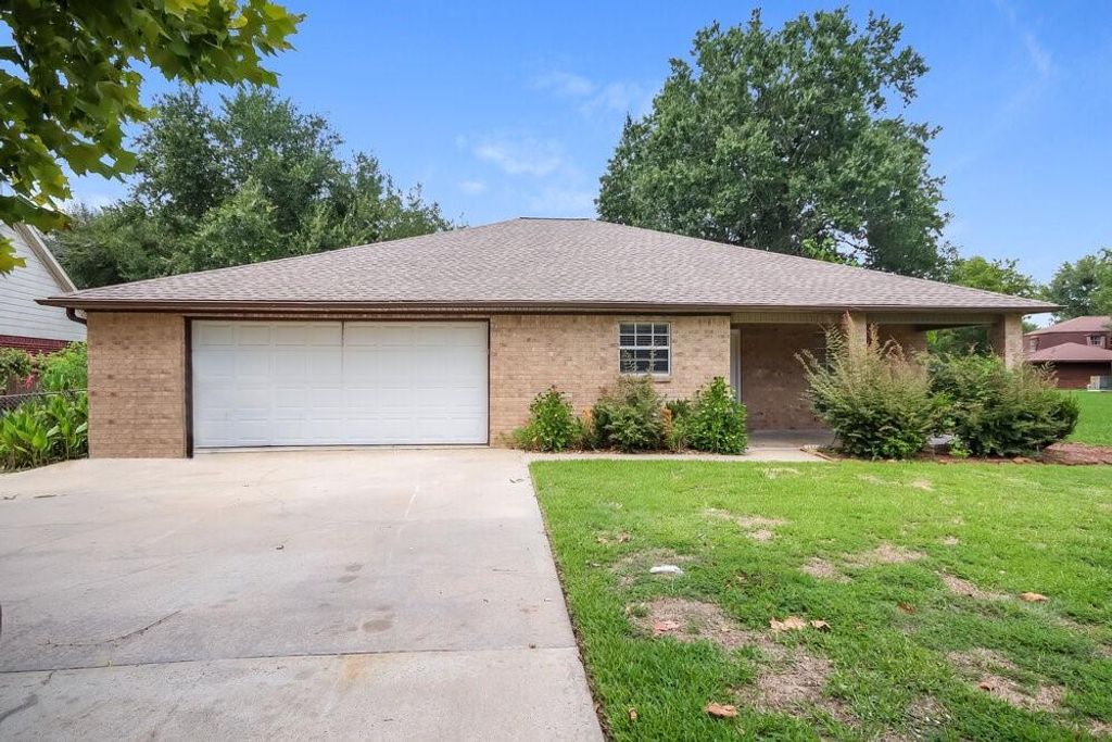 9695 Twin Shores Drive, Willis, TX 77318