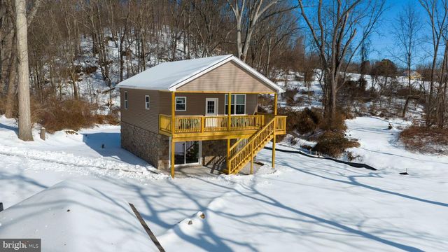 8140 HOKES RD, Glen Rock, PA 17327