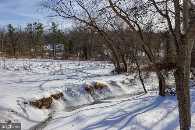 8140 HOKES RD, Glen Rock, PA 17327