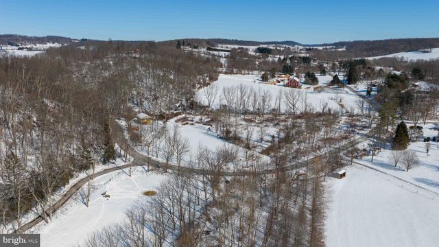 8140 HOKES RD, Glen Rock, PA 17327