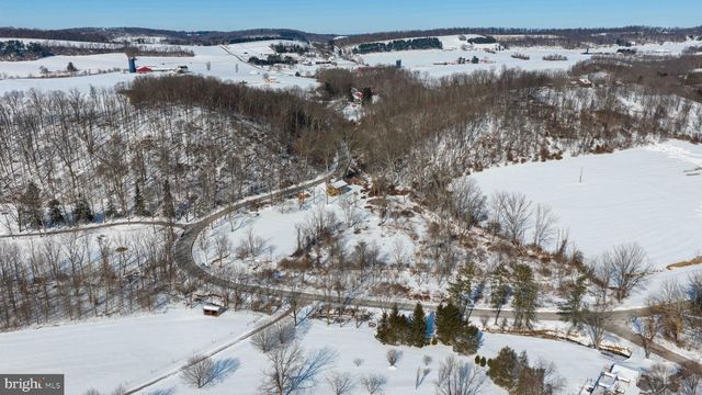 8140 HOKES RD, Glen Rock, PA 17327