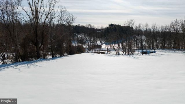 8140 HOKES RD, Glen Rock, PA 17327