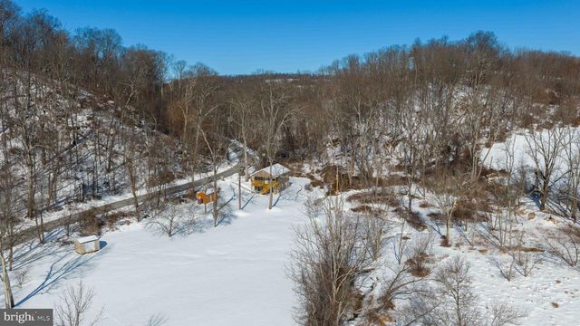 8140 HOKES RD, Glen Rock, PA 17327
