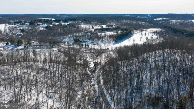 8140 HOKES RD, Glen Rock, PA 17327