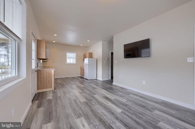 8140 HOKES RD, Glen Rock, PA 17327