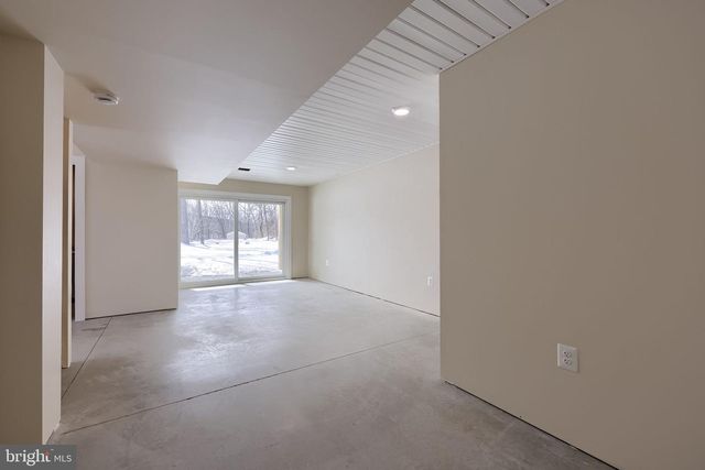 8140 HOKES RD, Glen Rock, PA 17327