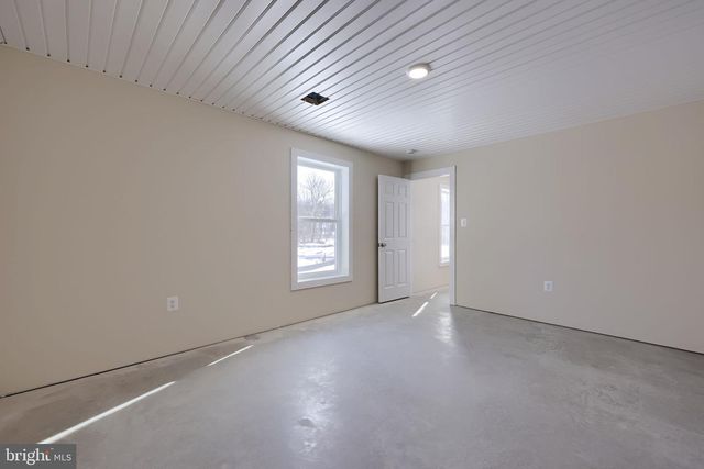 8140 HOKES RD, Glen Rock, PA 17327