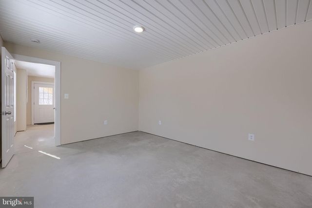 8140 HOKES RD, Glen Rock, PA 17327