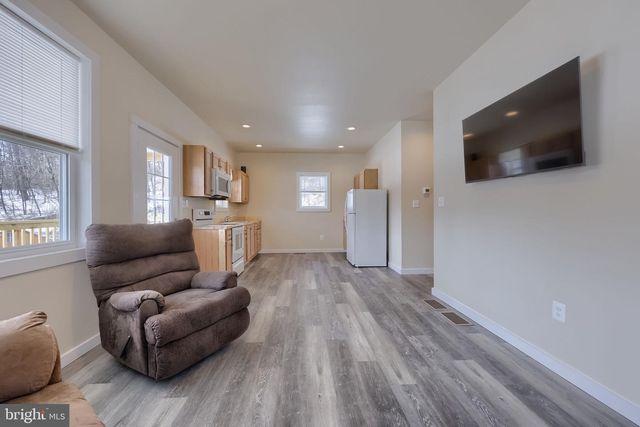 8140 HOKES RD, Glen Rock, PA 17327