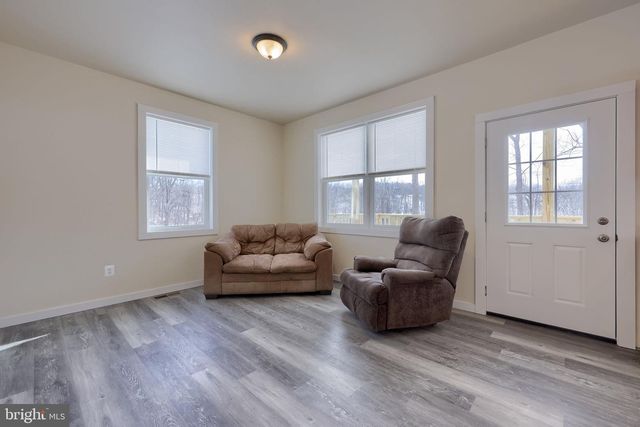 8140 HOKES RD, Glen Rock, PA 17327