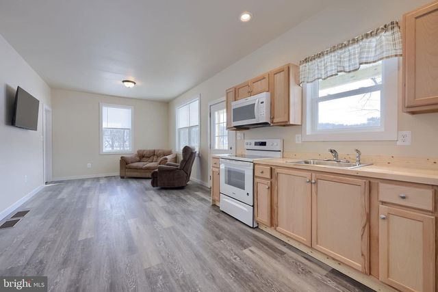 8140 HOKES RD, Glen Rock, PA 17327