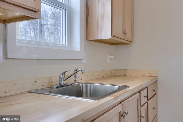 8140 HOKES RD, Glen Rock, PA 17327