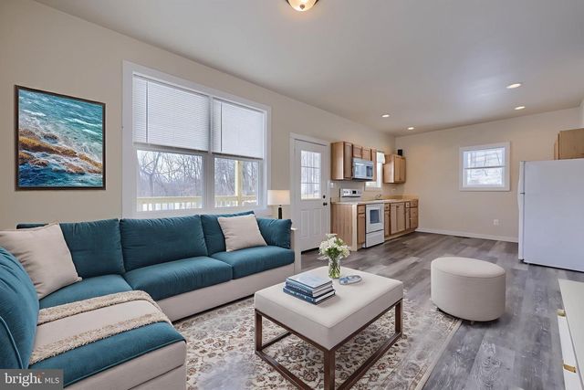 8140 HOKES RD, Glen Rock, PA 17327