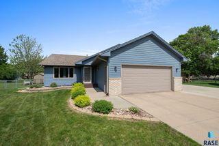 810 S Parkview Cir, Brandon, SD 57005