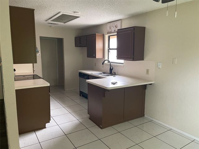 7420 Meadow Creek Drive, Fort Worth, TX 76133