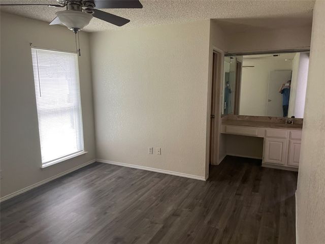 7420 Meadow Creek Drive, Fort Worth, TX 76133