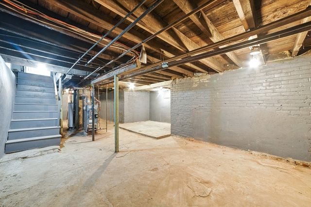 661 Carew St, Springfield, MA 01104