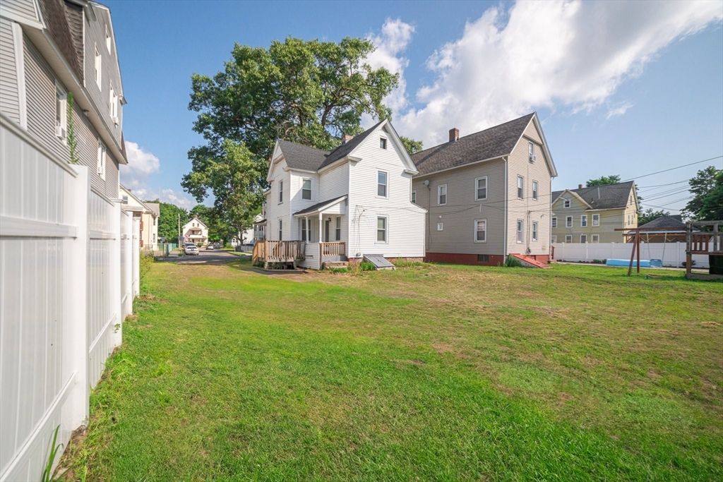 661 Carew St, Springfield, MA 01104