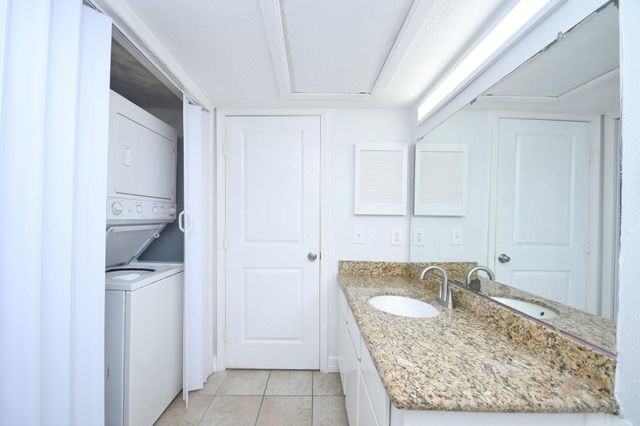 9809 Richmond Avenue E 16, Houston, TX 77042