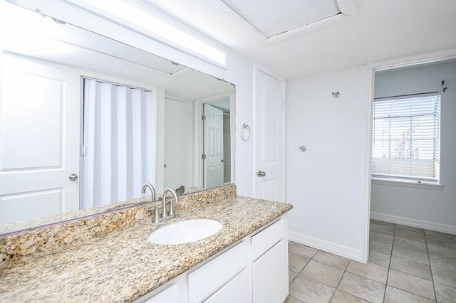 9809 Richmond Avenue E 16, Houston, TX 77042