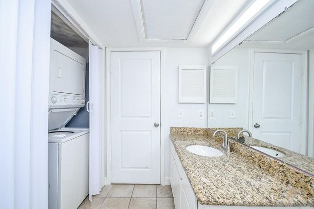 9809 Richmond Avenue E 16, Houston, TX 77042