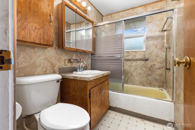 7037 E B Street, Tacoma, WA 98404