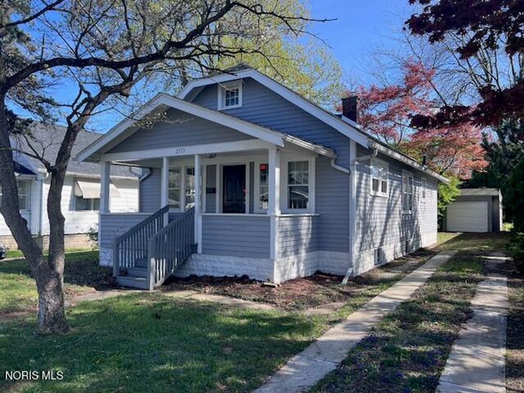 2555 Oak Grove Place, Toledo, OH 43613
