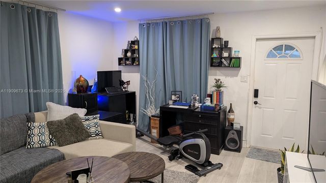 917-919 NE 10th St, Hallandale Beach, FL 33009