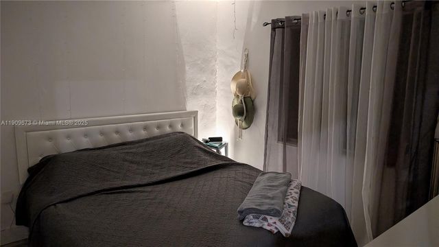 917-919 NE 10th St, Hallandale Beach, FL 33009