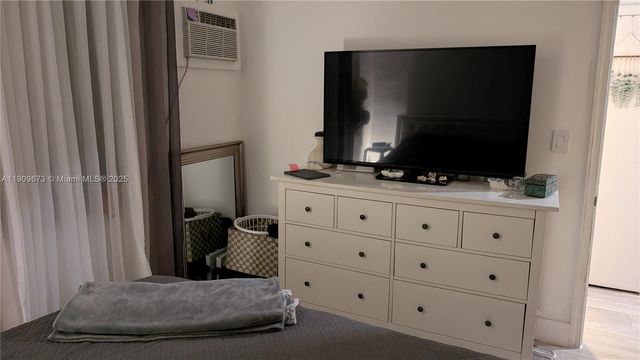 917-919 NE 10th St, Hallandale Beach, FL 33009