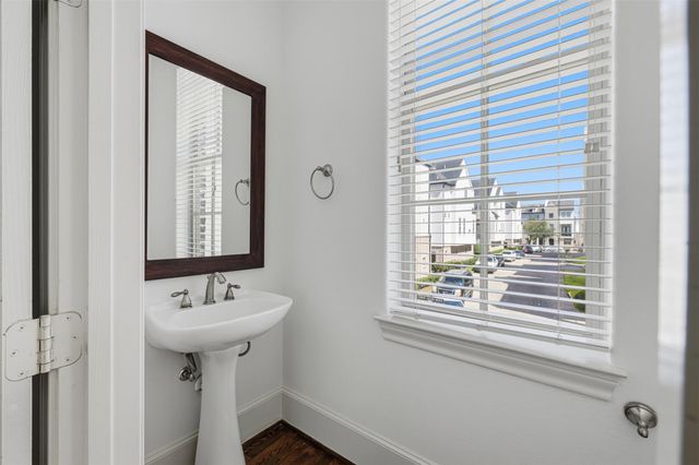 2027 Fannin Station, Houston, TX 77045