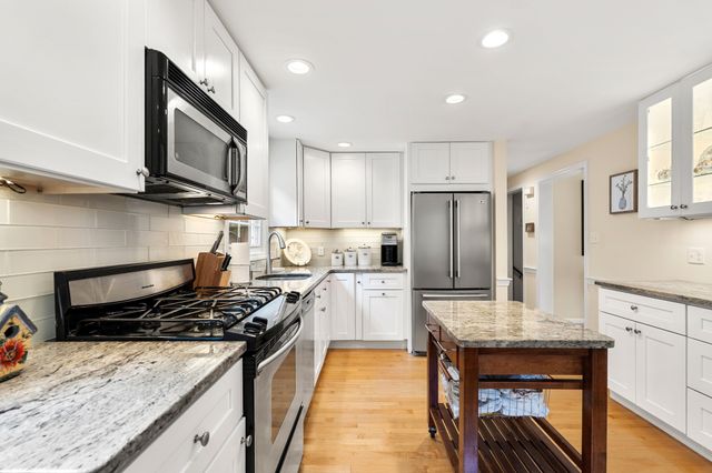 33 Arnold Terrace 33, Marblehead, MA 01945