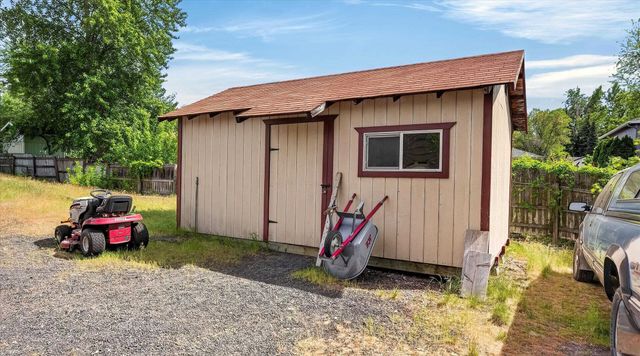 3116 E Center Rd, Mead, WA 99021