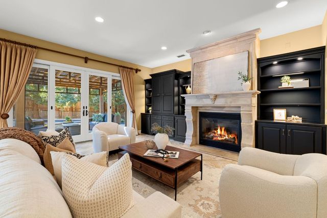 5101 Embassy Ln, Fair Oaks, CA 95628