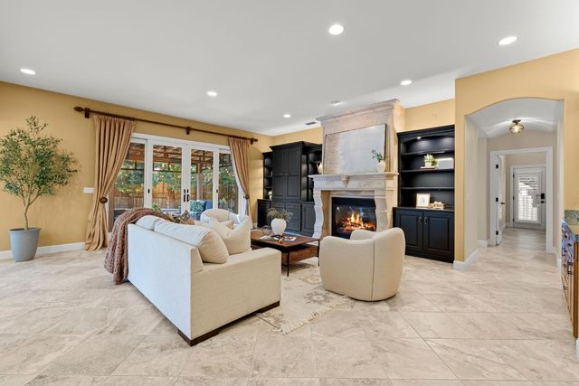 5101 Embassy Ln, Fair Oaks, CA 95628
