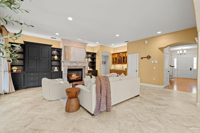 5101 Embassy Ln, Fair Oaks, CA 95628