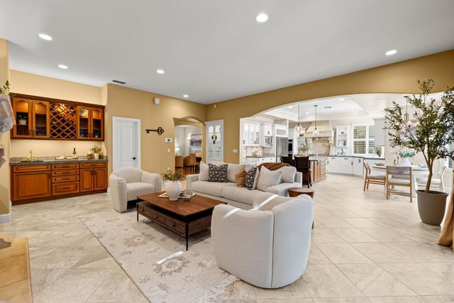 5101 Embassy Ln, Fair Oaks, CA 95628