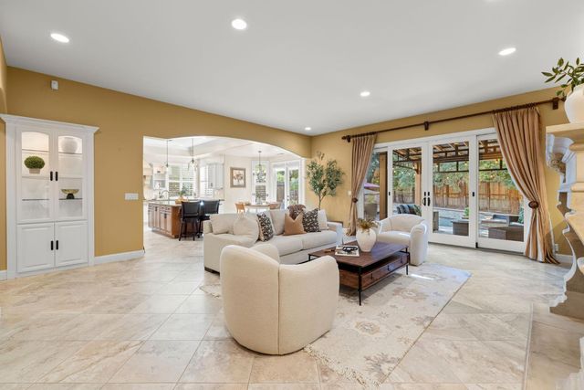 5101 Embassy Ln, Fair Oaks, CA 95628
