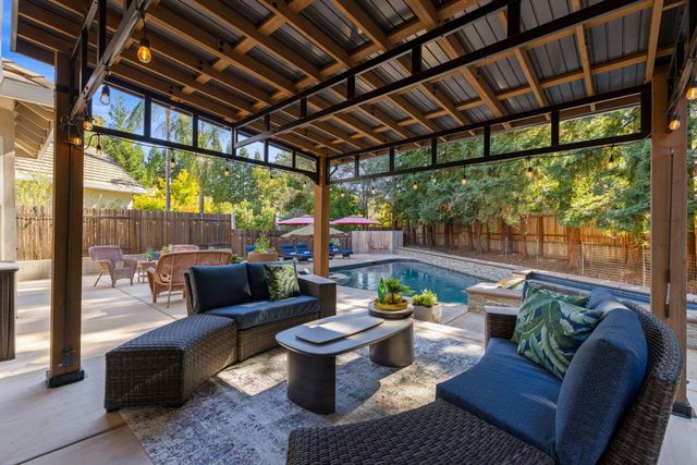 5101 Embassy Ln, Fair Oaks, CA 95628