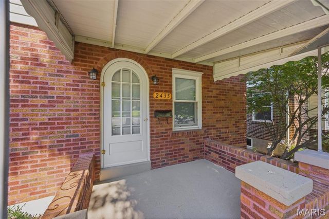 2435 Hartland Avenue, St Louis, MO 63114